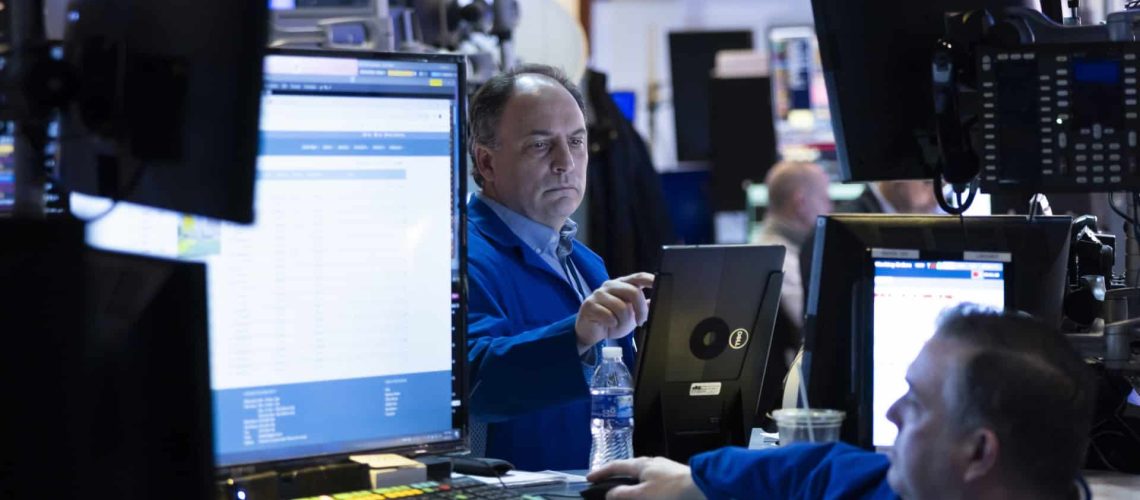 Wall Street termine la séance en hausse après que Trump a menacé Powell.
